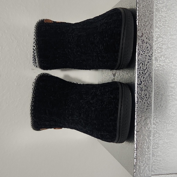 MUK LUKS Size 9-10 BLACK AND WHITE  KNIT BOOTIE SLIPPERS - Picture 2 of 9